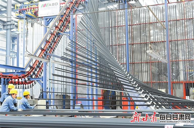 【图片新闻】广河经济开发区工人赶制铝型材